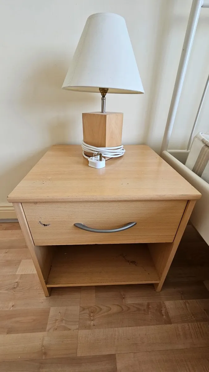 Lockers and lamps - Image 1