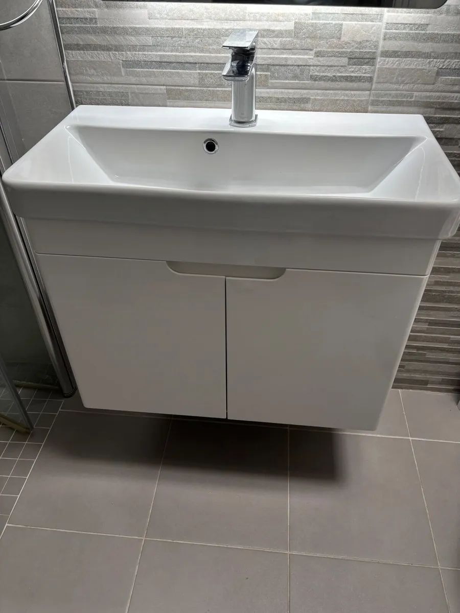 Bathroom sink and unit including tabs - Image 4