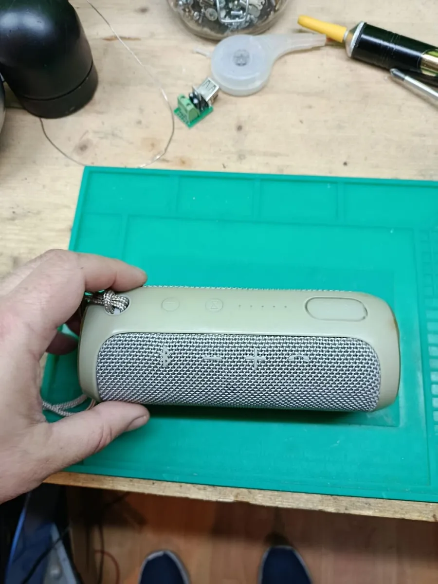 JBL Flip 3 Wireless Portable Speaker - Image 1