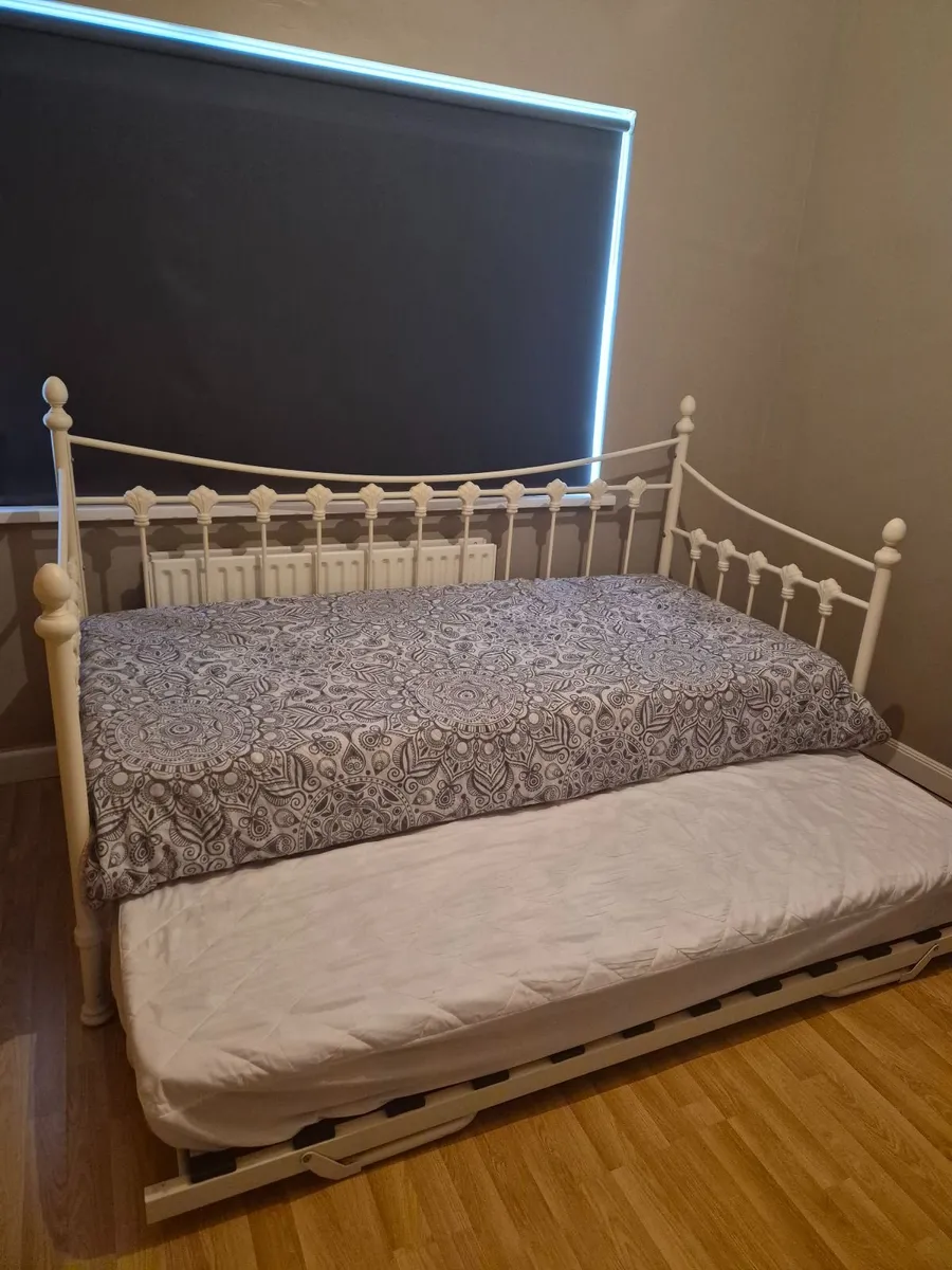 Decorative metal single day bed plus single bed - Image 1