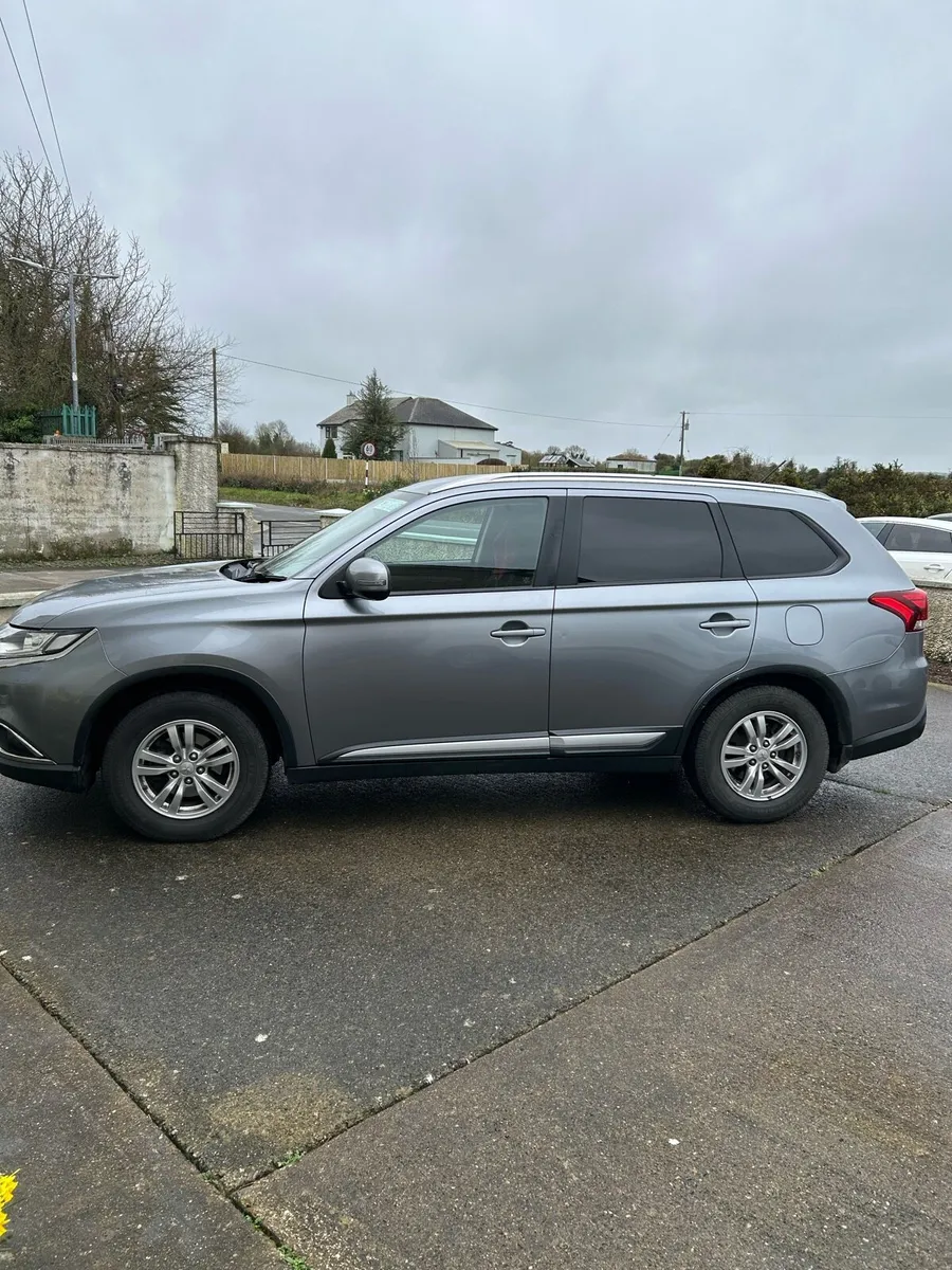 2016 Mitsubishi outlander - Image 1