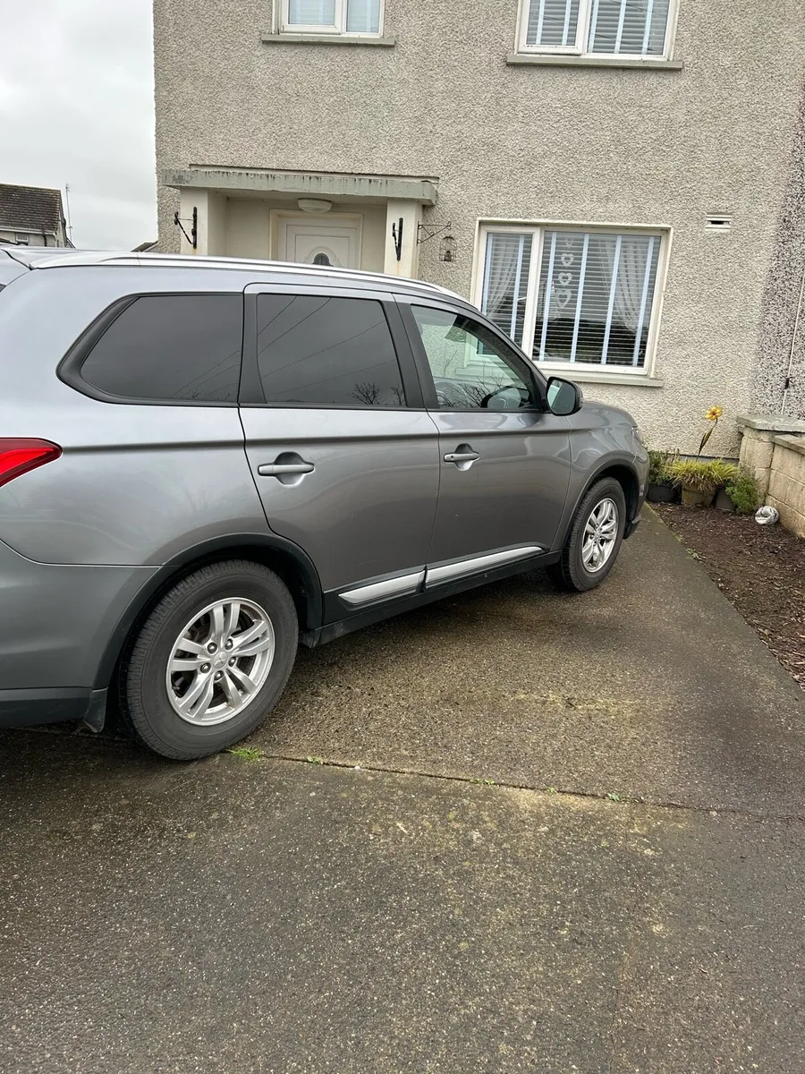 2016 Mitsubishi outlander - Image 2