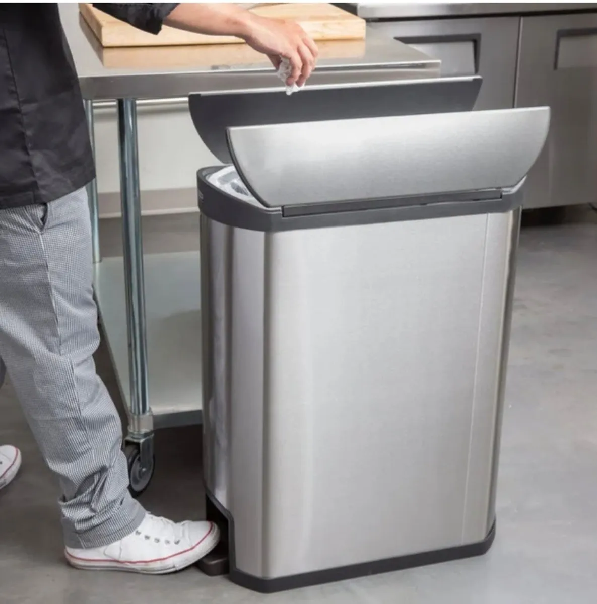 Rubbermaid Bin - Image 1