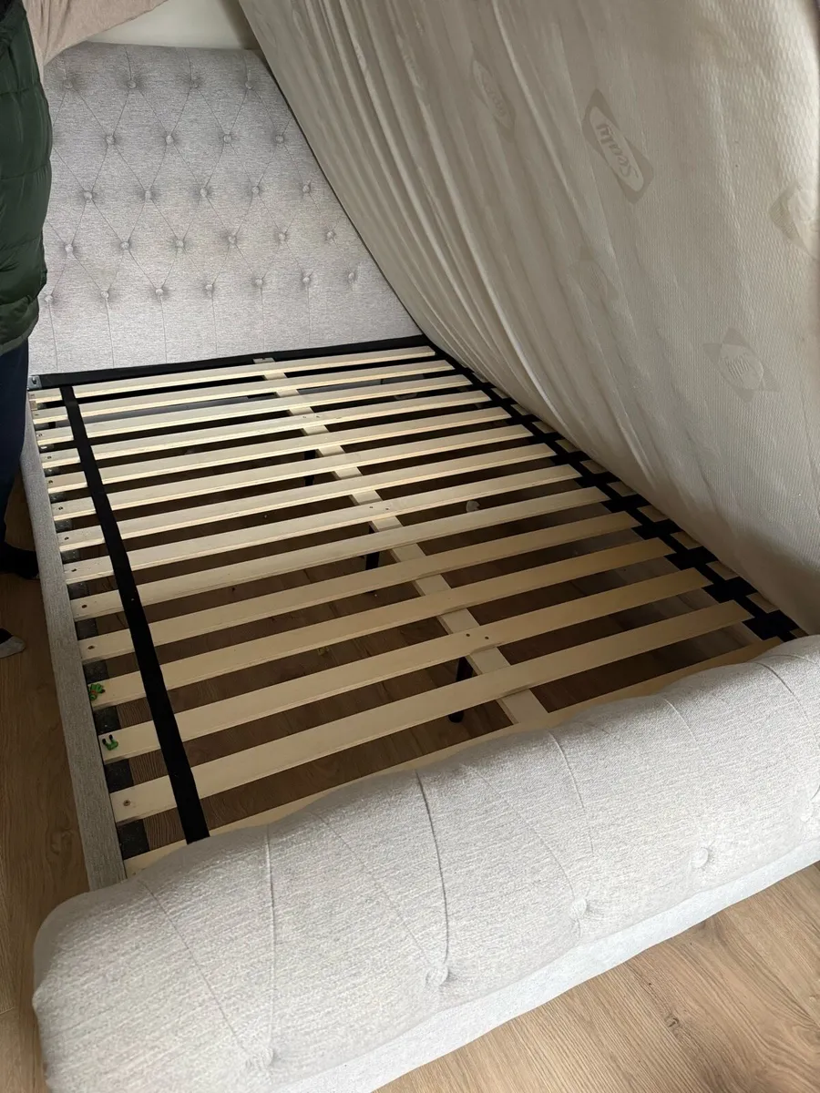 Kingsize Sealy mattress and bed frame - Image 4