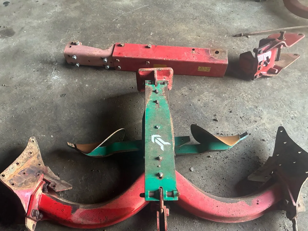 Kverneland Ploughes breaking - Image 1