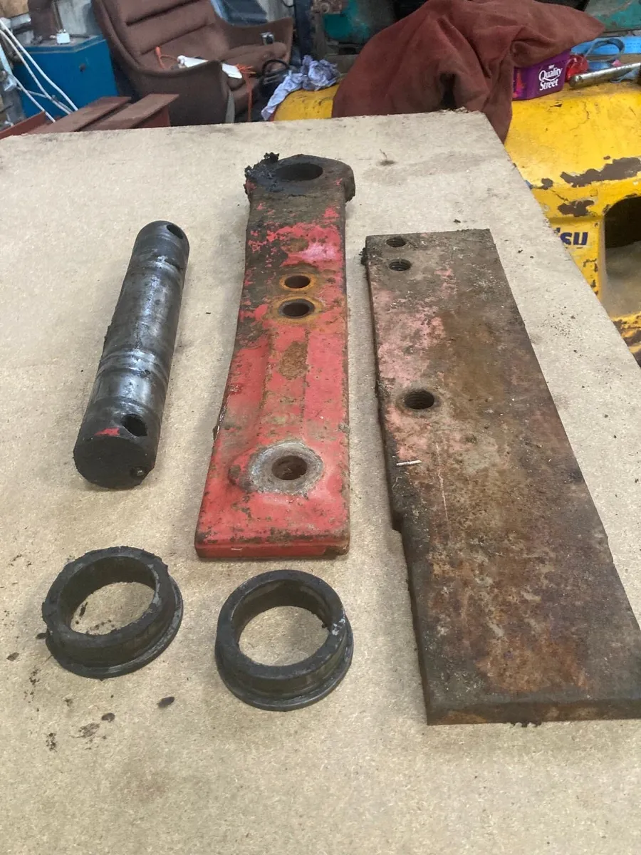 Kverneland Ploughes breaking - Image 4