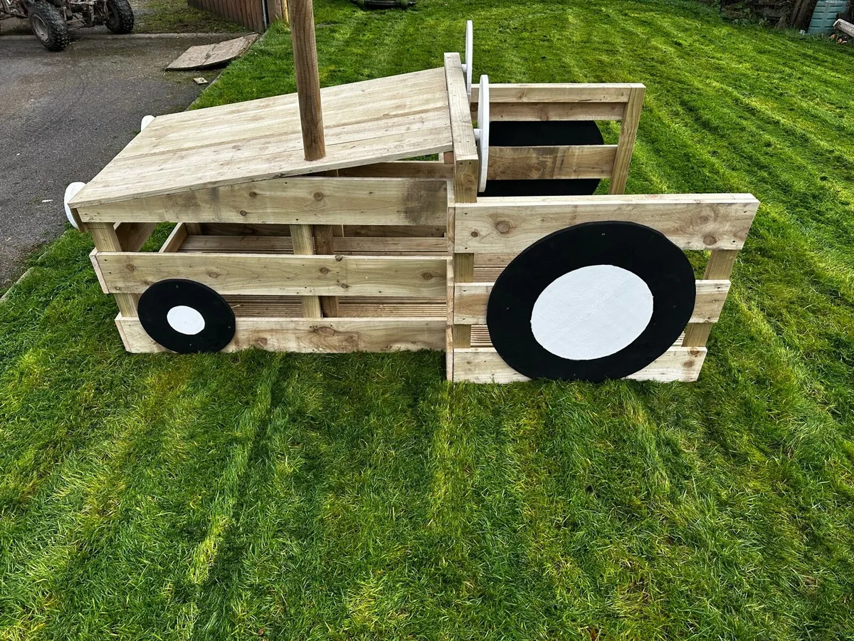 Tractor playhouse - Image 3