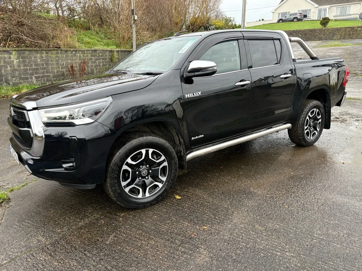 Toyota Hilux 2.8 SR5 Manual - Image 2