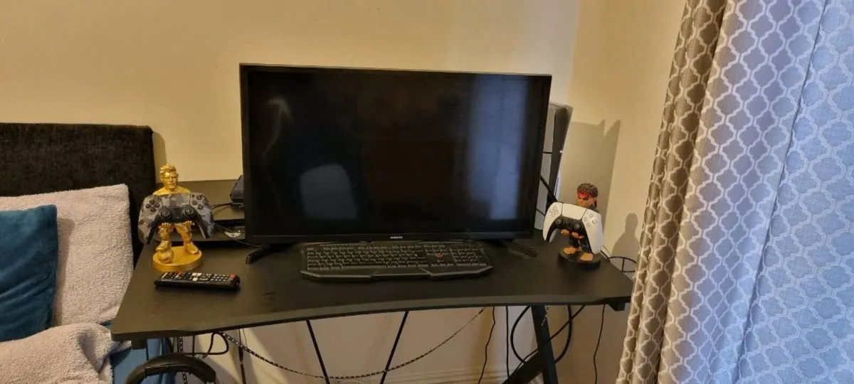 Ps5 disk version bundle with desk & 32" TV + Chair - Image 2