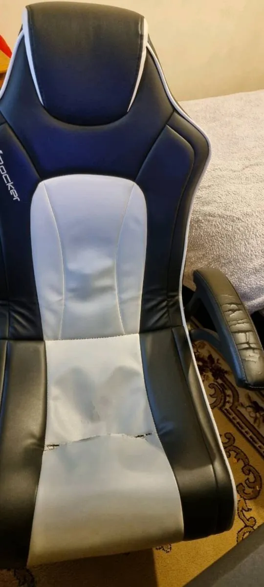 Ps5 disk version bundle with desk & 32" TV + Chair - Image 4