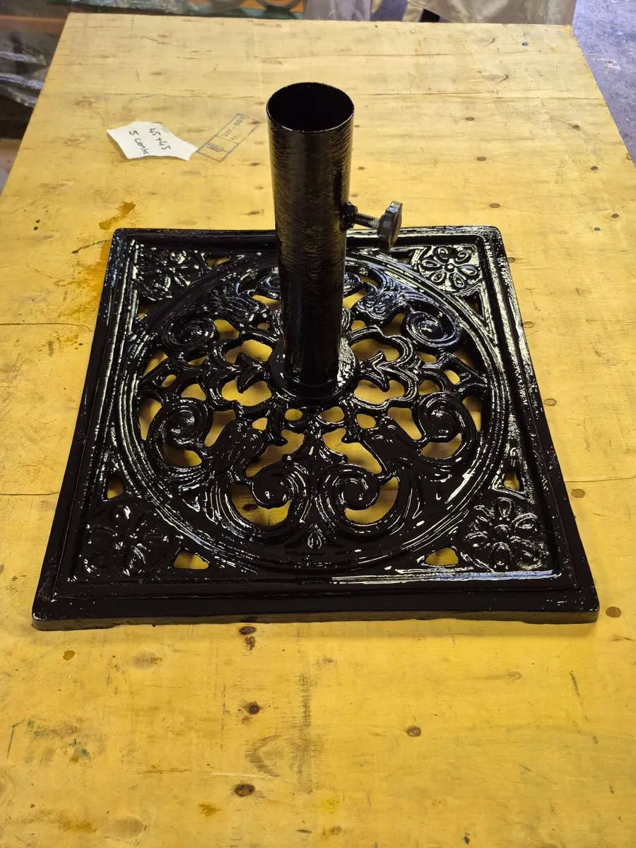 Cast iron parasol base