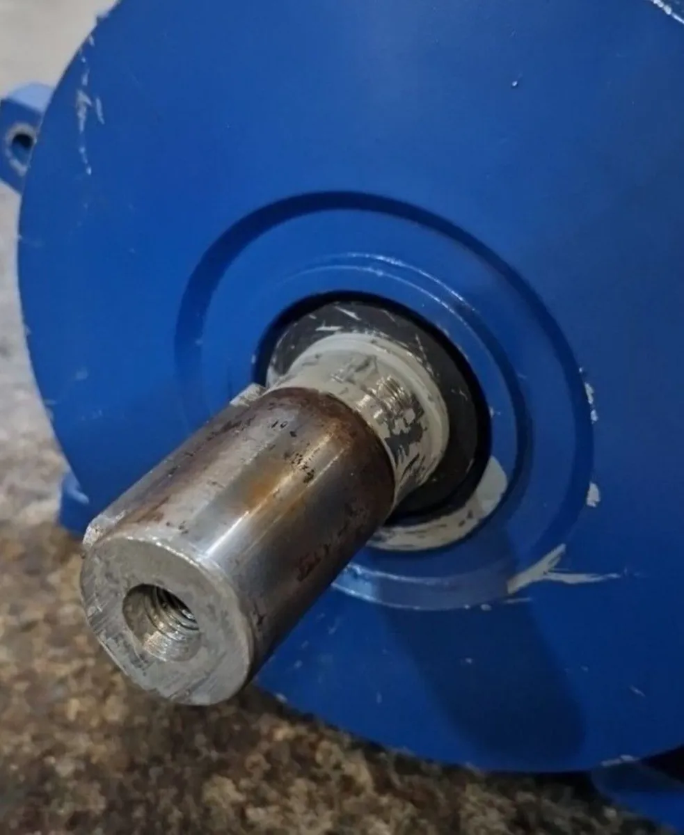 One AMTECS three-phase motor - Image 1