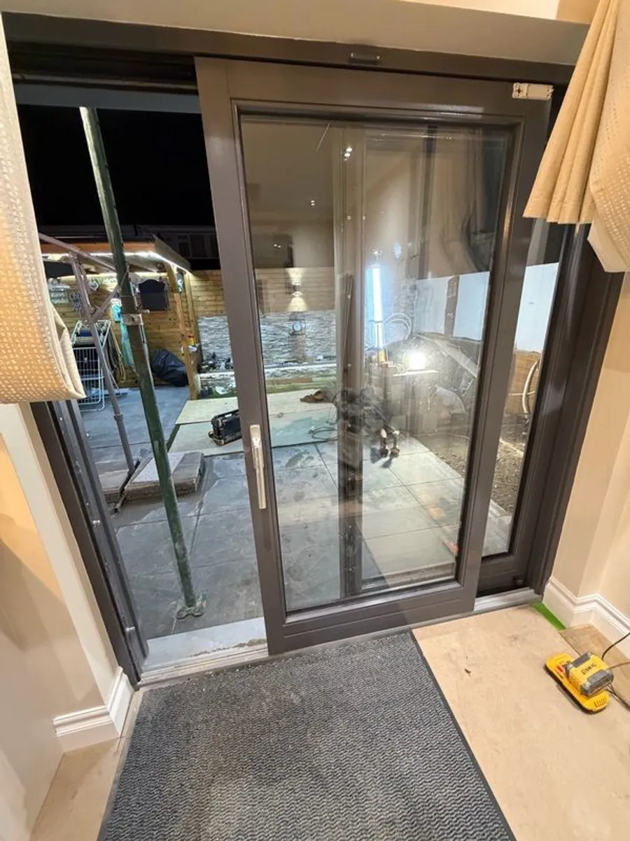 Sliding door - Image 1