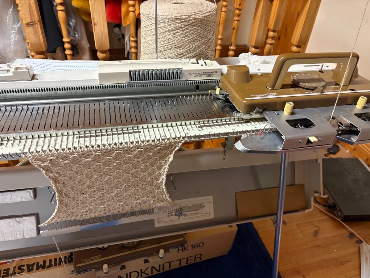 Knitting Machine - Image 3