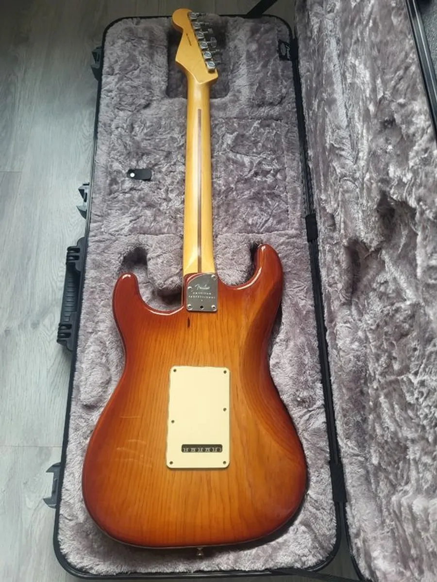 Fender Stratocaster - Image 3