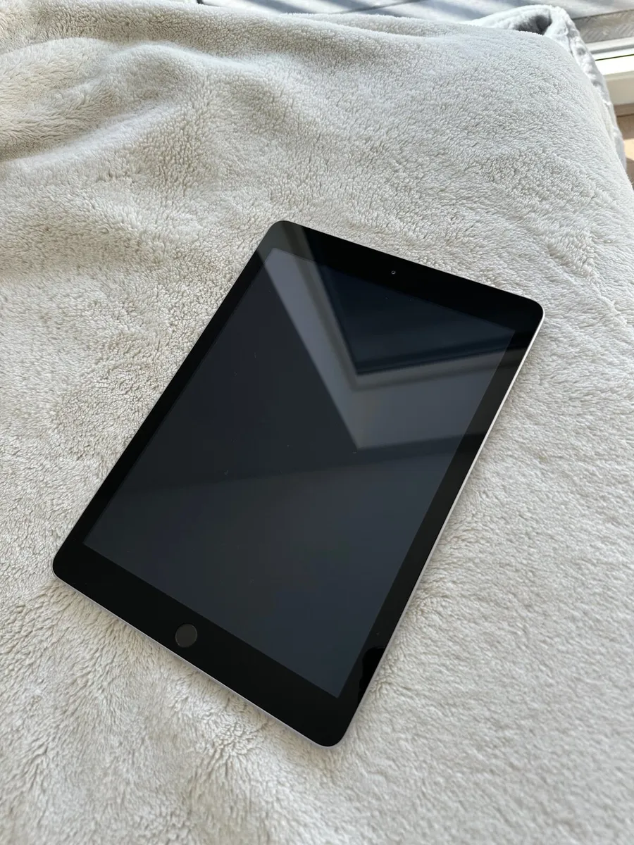 Apple iPad 2017 32GB WiFi – Good Condition - Image 4