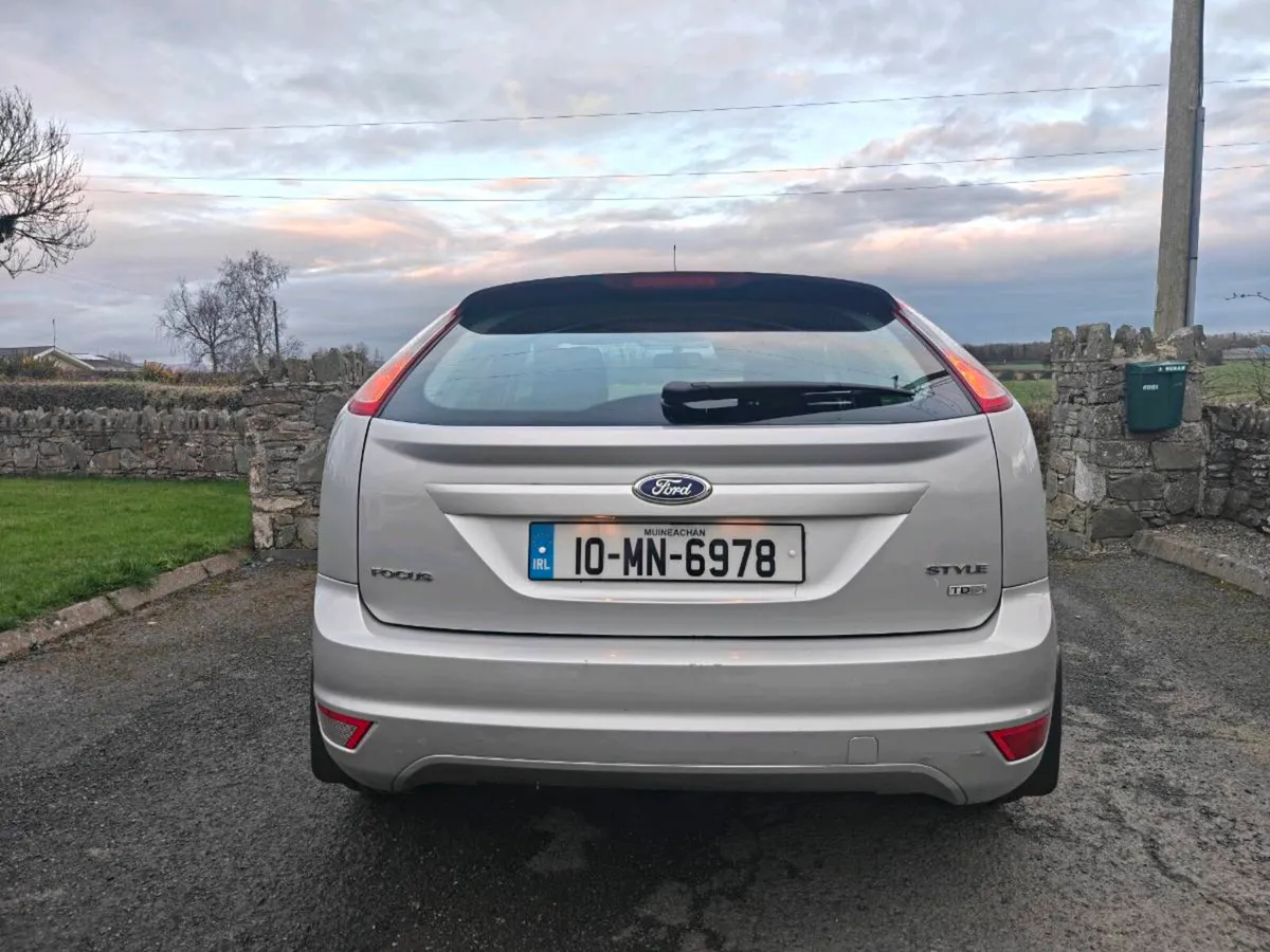 Ford Focus 2010 - Image 2