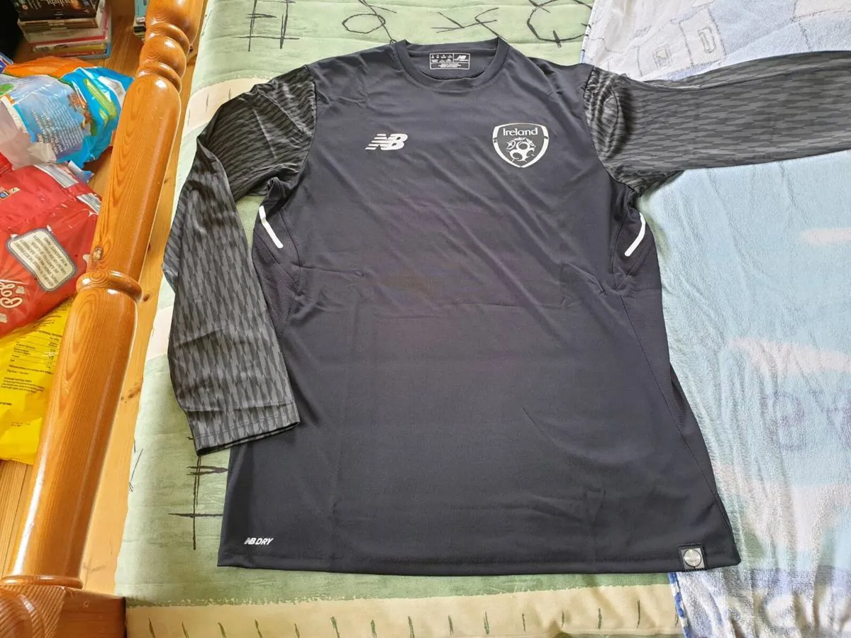 Ireland Football Goalkeeper Jersey 2017 to 2018 - Image 1