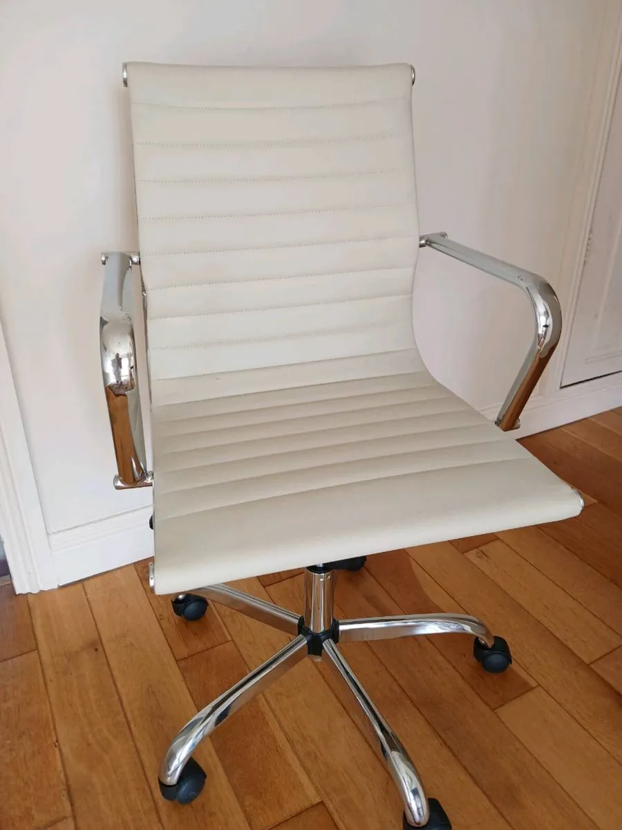 Office chair - Image 1