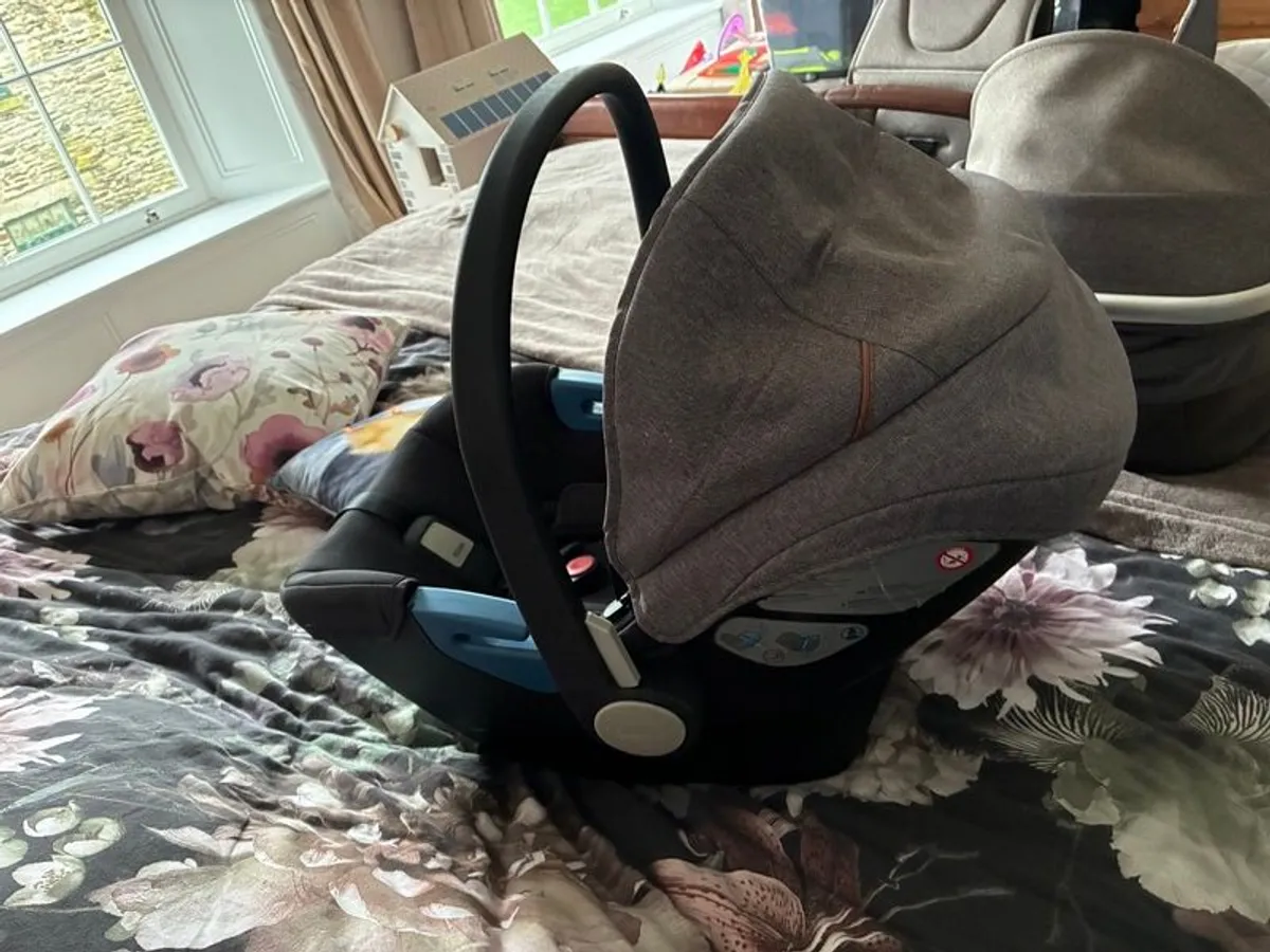 Silver cross dual travel system - Image 4