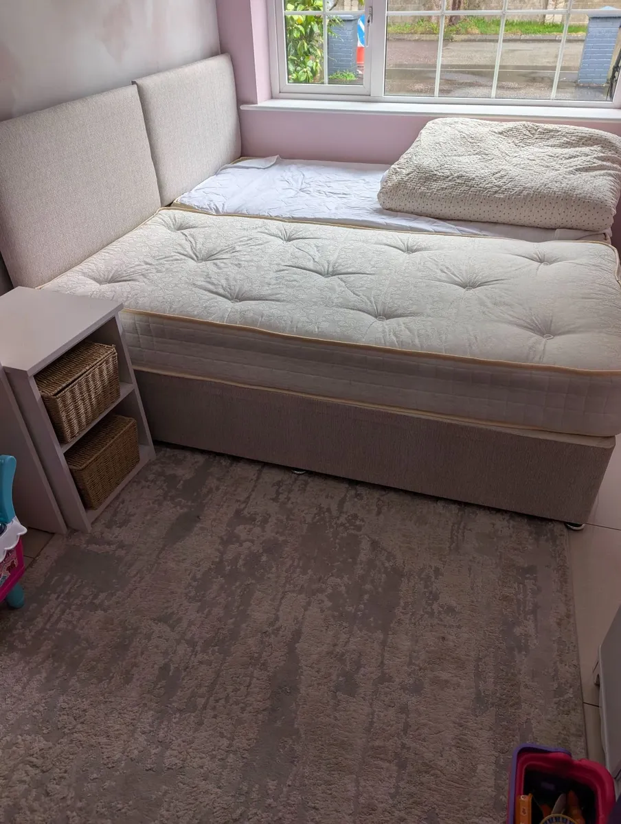 Two single beds and two mattresses - Image 1