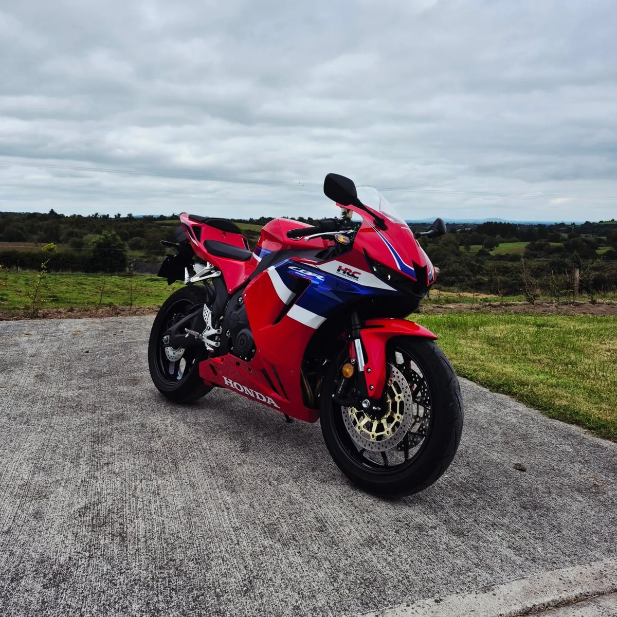 Honda CBR 600RR 2024 LIKE NEW! only 1400 km - Image 3