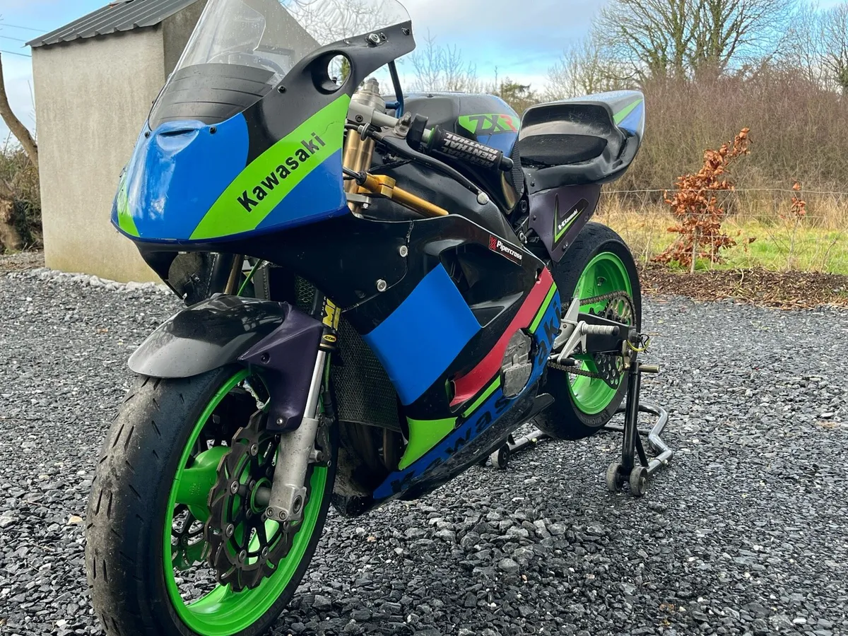 Zxr 400 race bike - Image 1