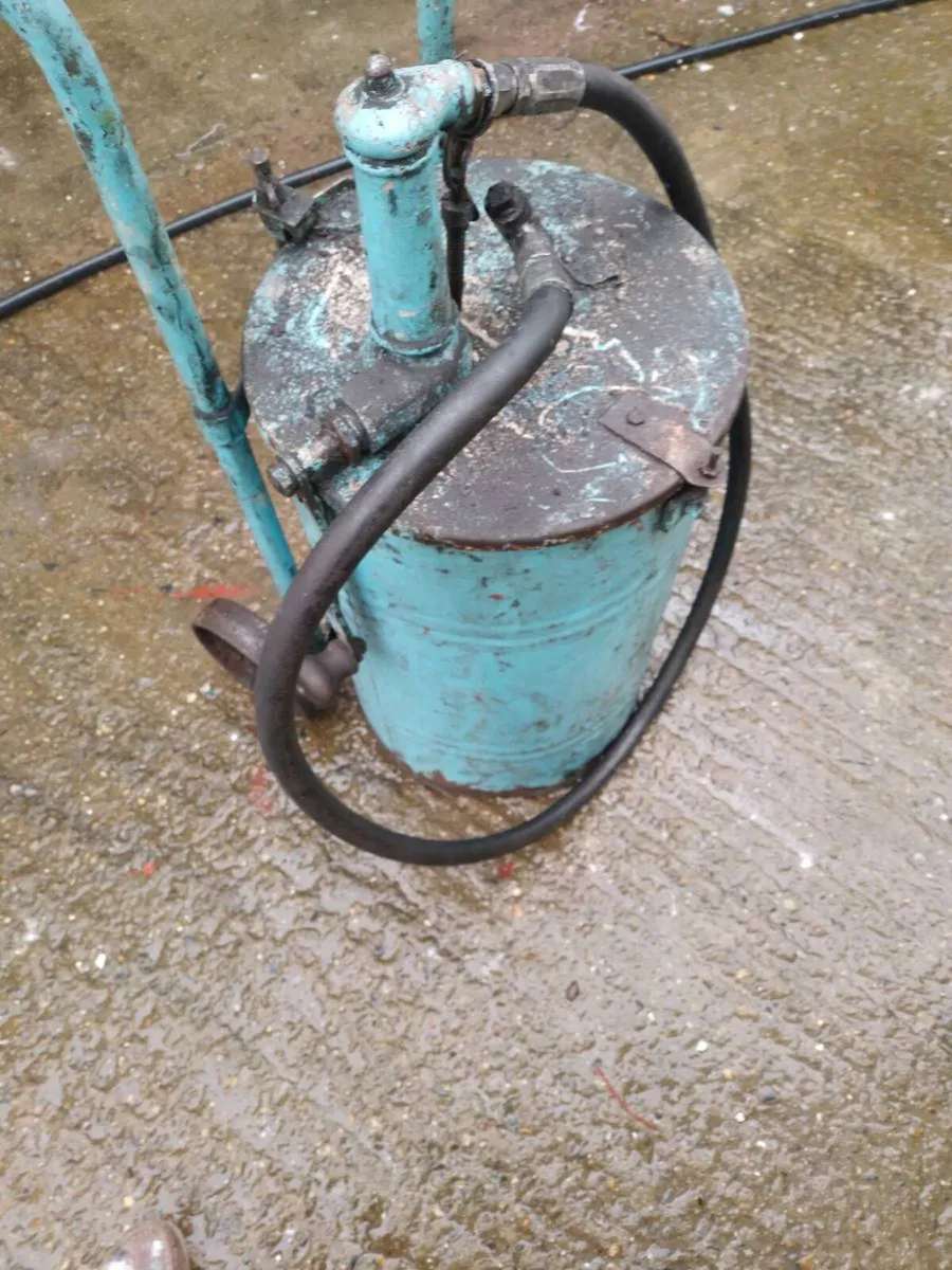 Vintage gear oil pump - Image 1