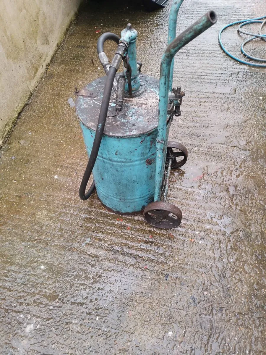 Vintage gear oil pump - Image 4