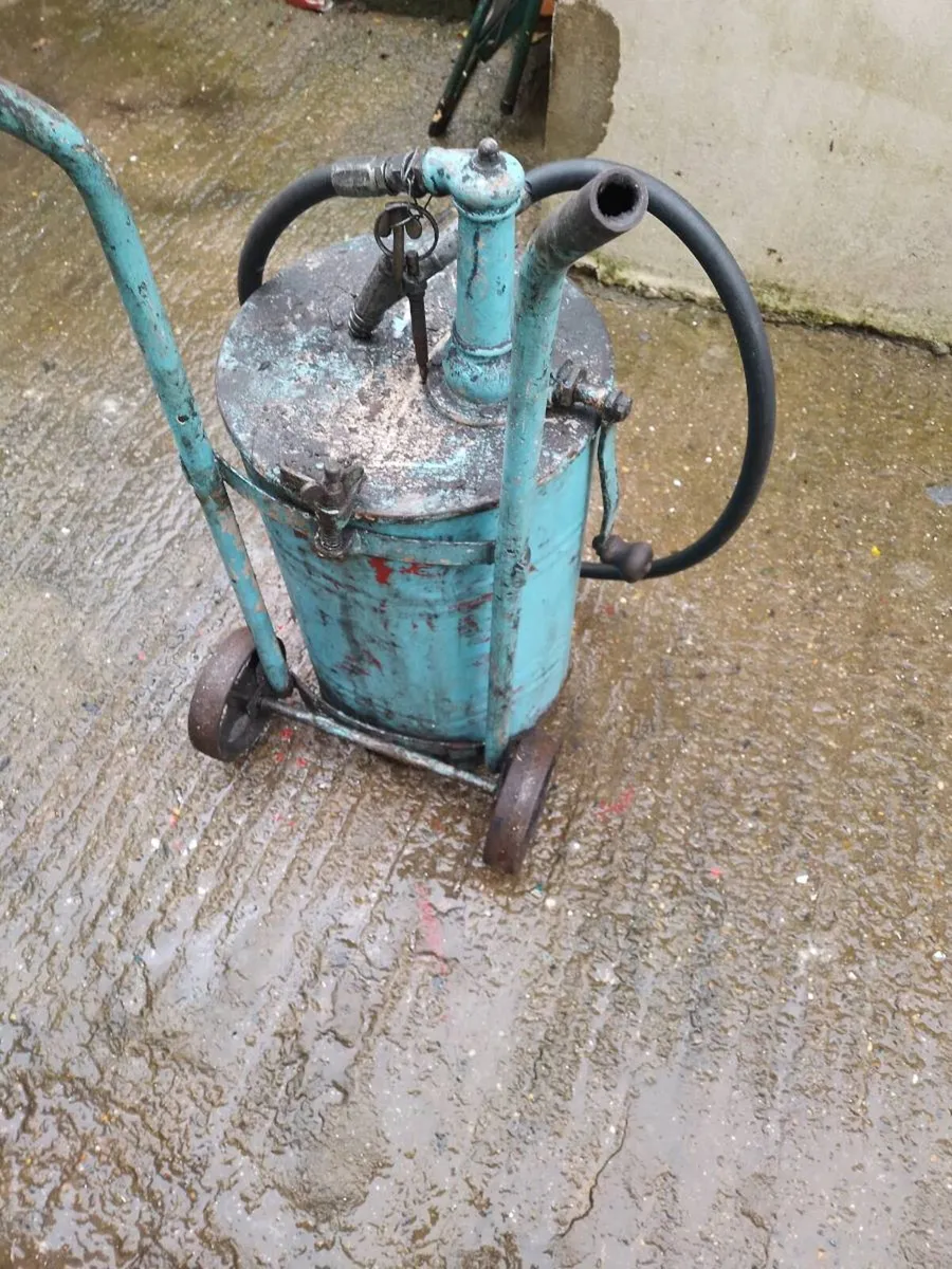 Vintage gear oil pump - Image 2