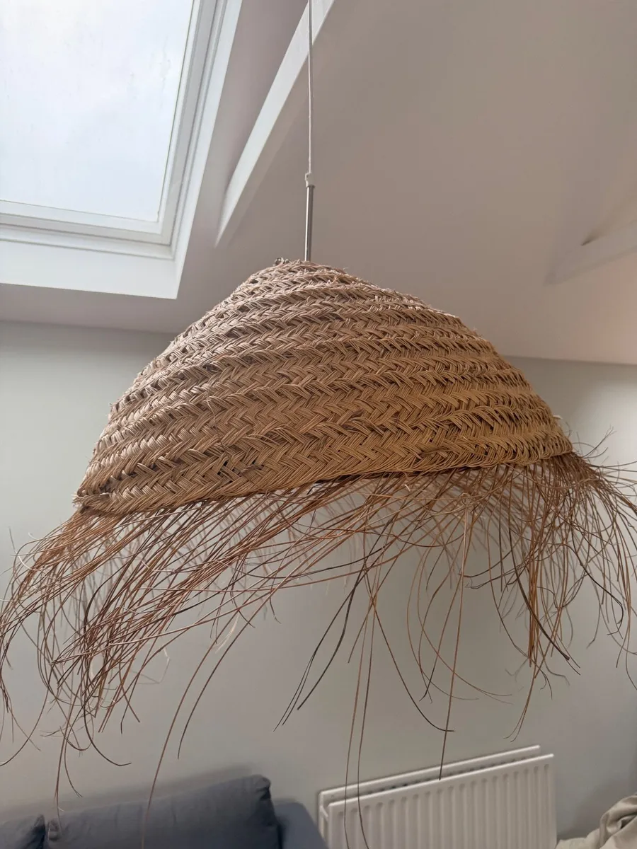 Braided pendant lampshade in natural fibre - Image 1