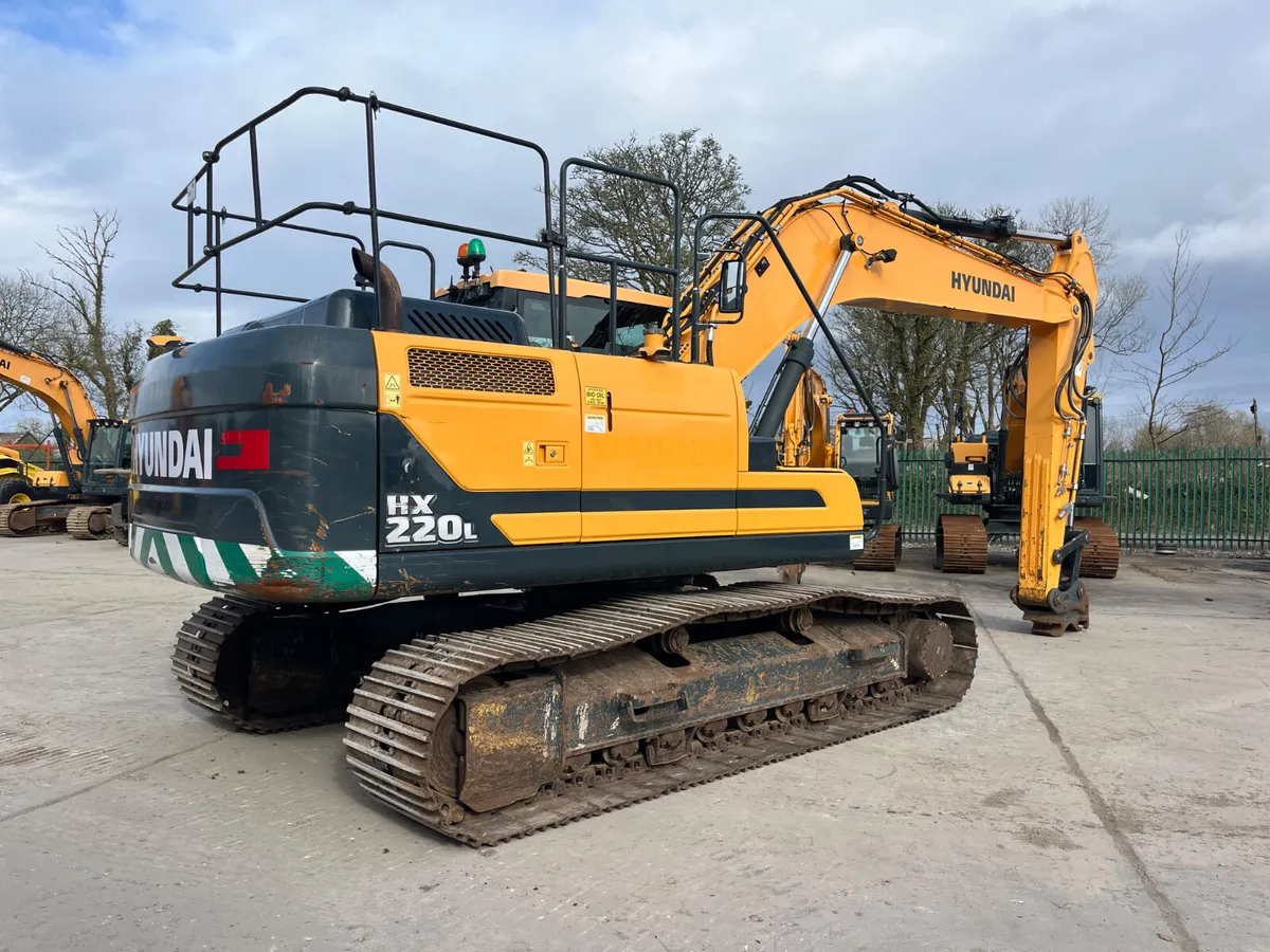 2019 Hyundai HX220L - Image 4