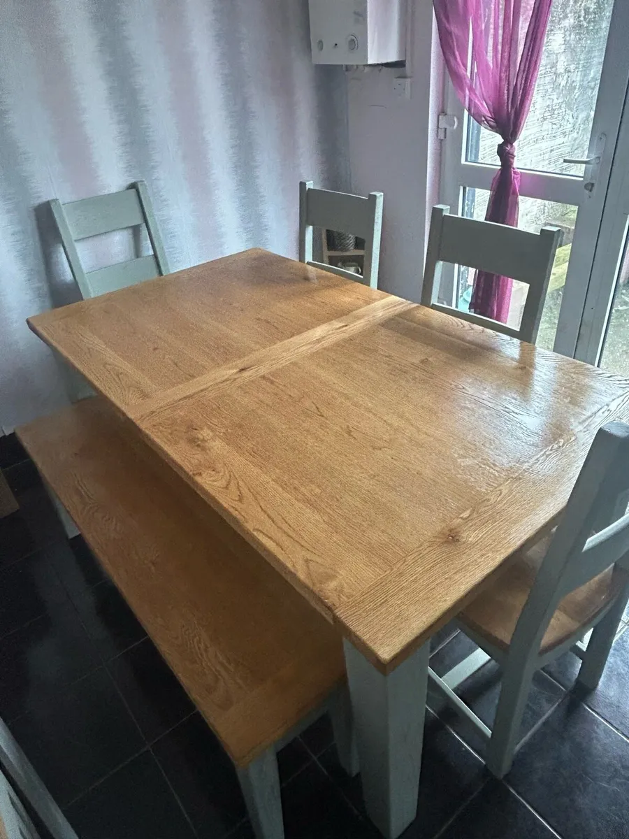 Table and chairs - Image 1