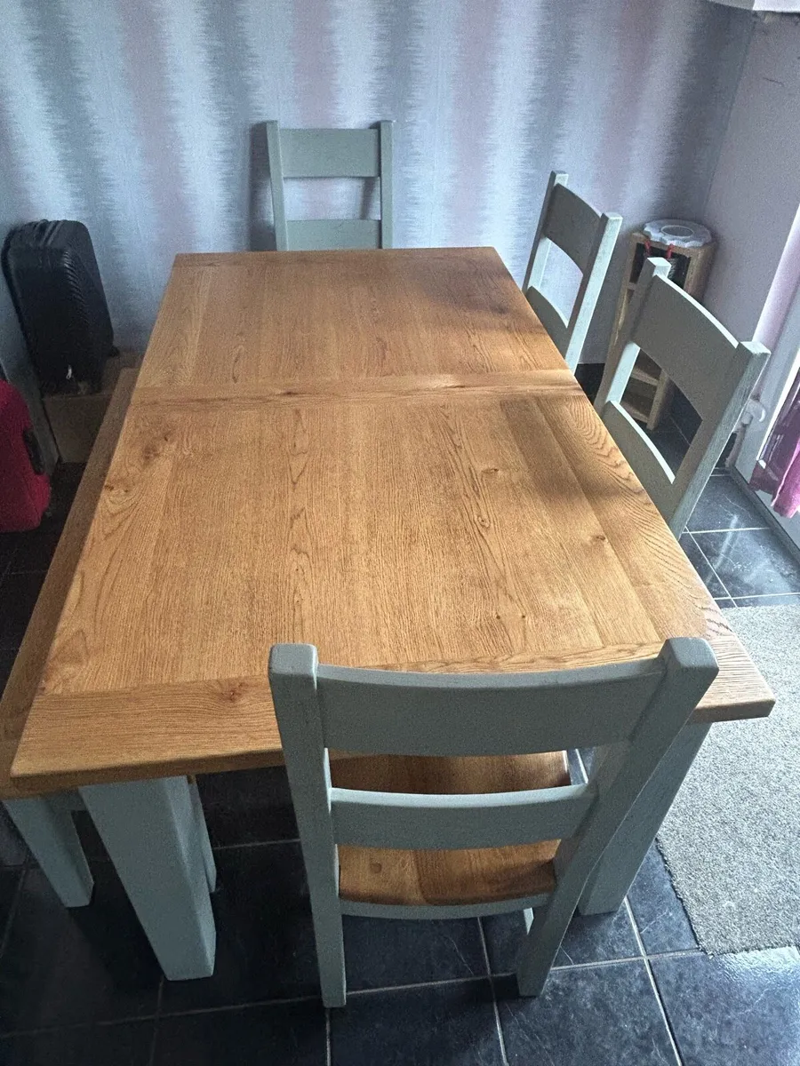 Table and chairs - Image 2