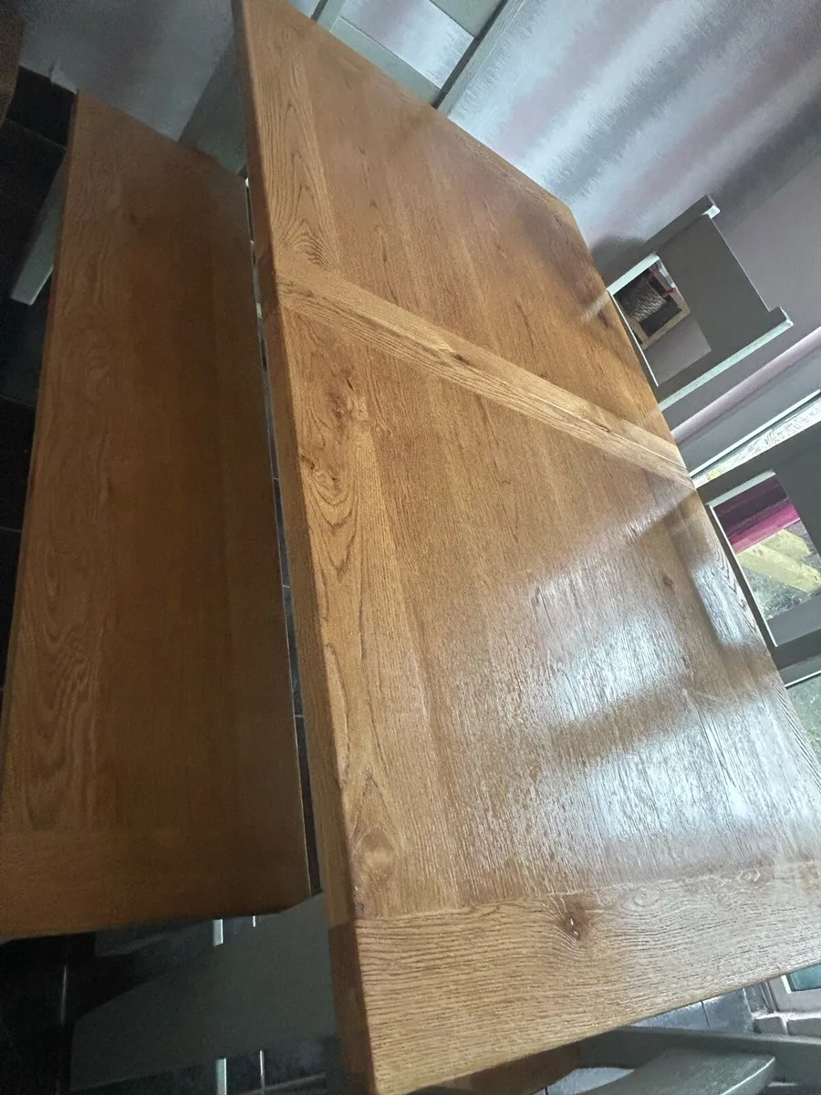 Table and chairs - Image 3