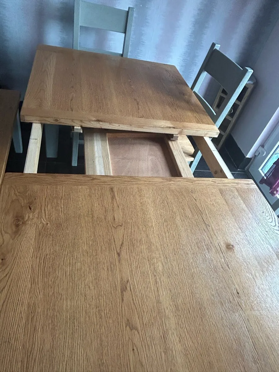 Table and chairs - Image 4