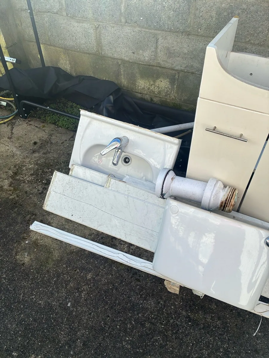 Toilet, Handbasin and vanity - Image 2