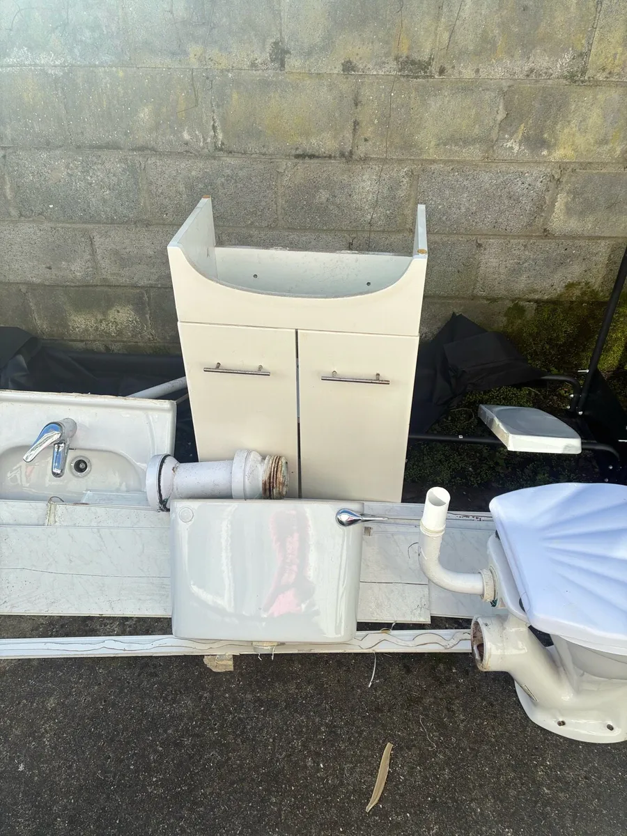 Toilet, Handbasin and vanity - Image 3