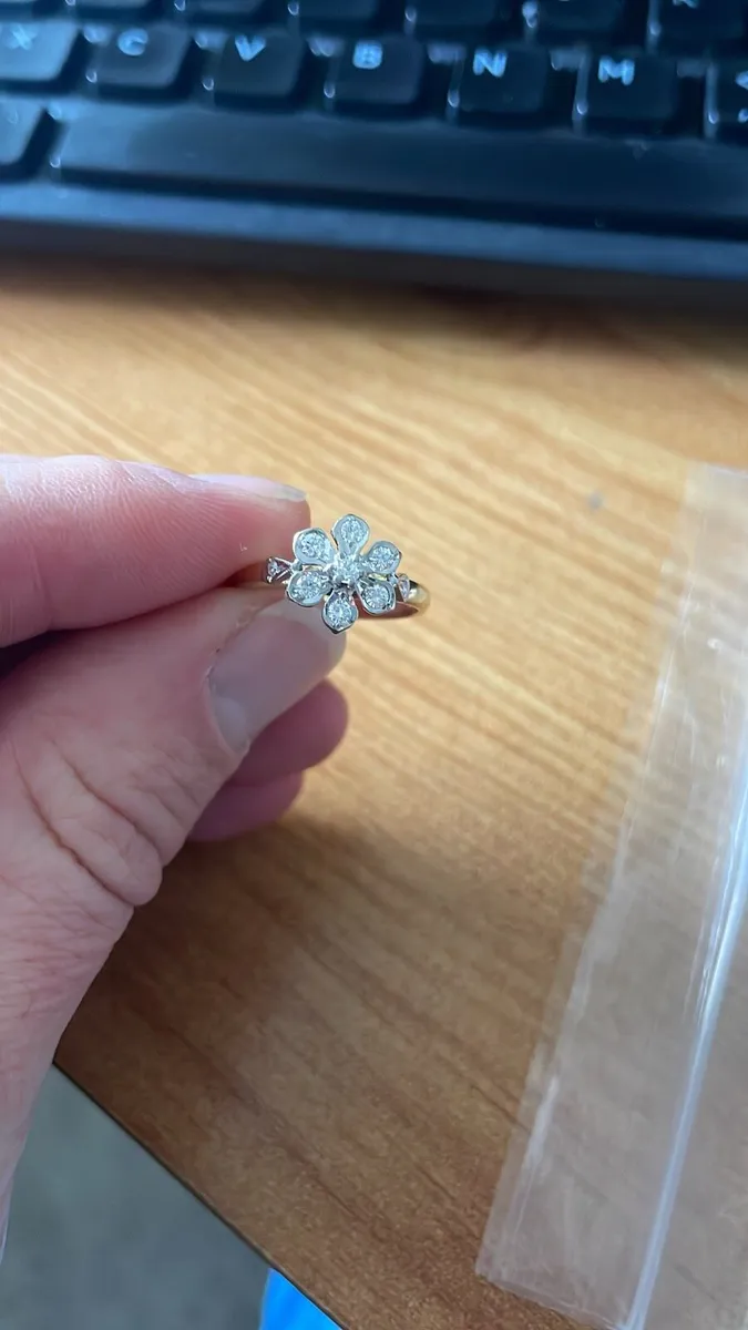 18 ct Gold Diamond Cluster Ring - Image 1