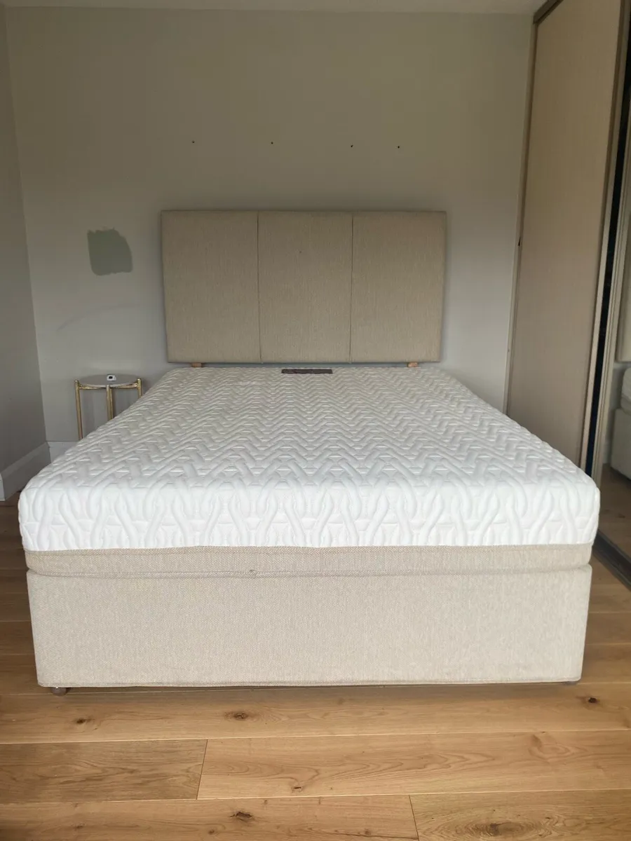 King bed with Kaymed memory foam mattress - Image 1