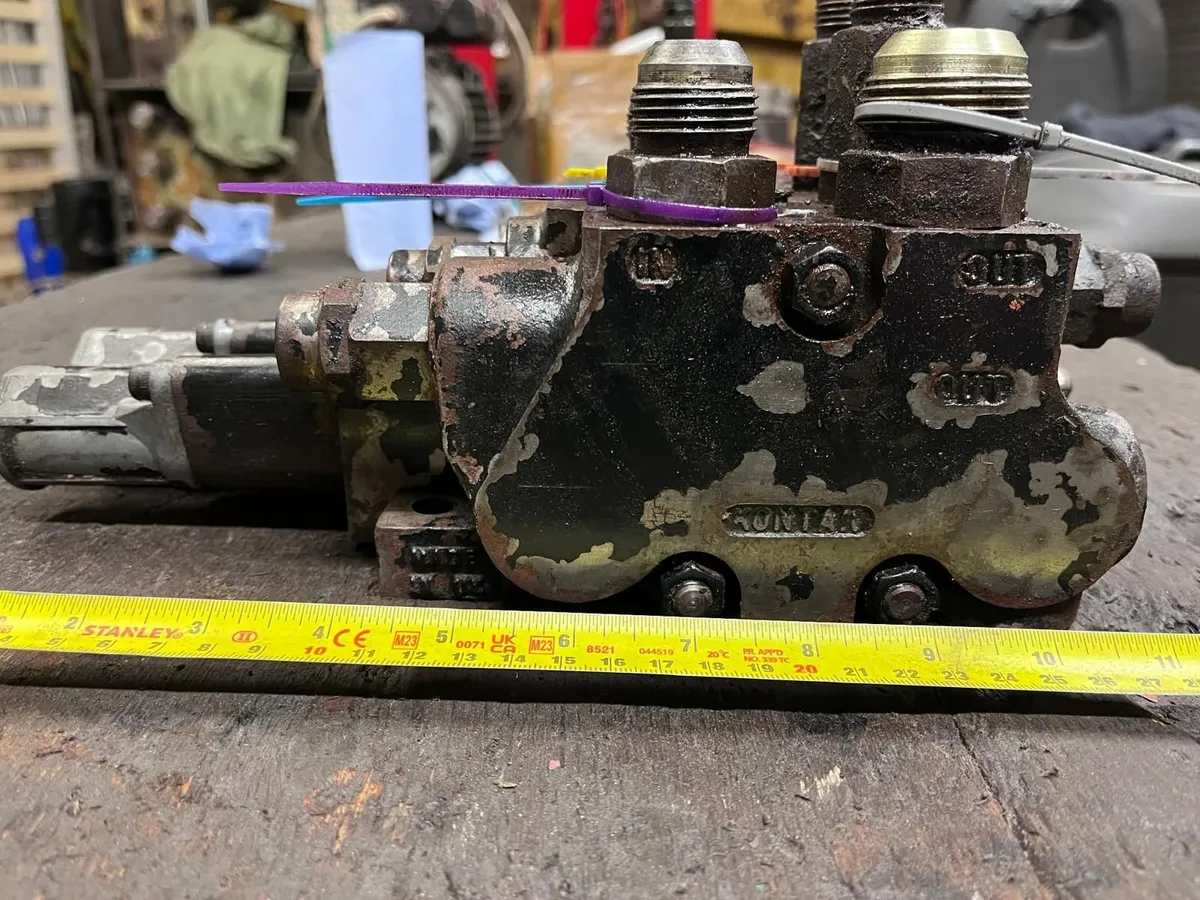 Massey 30E - Kontak Hydraulic Valve Block - Image 1
