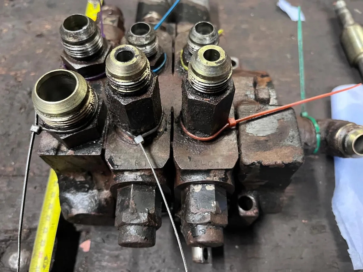 Massey 30E - Kontak Hydraulic Valve Block - Image 2