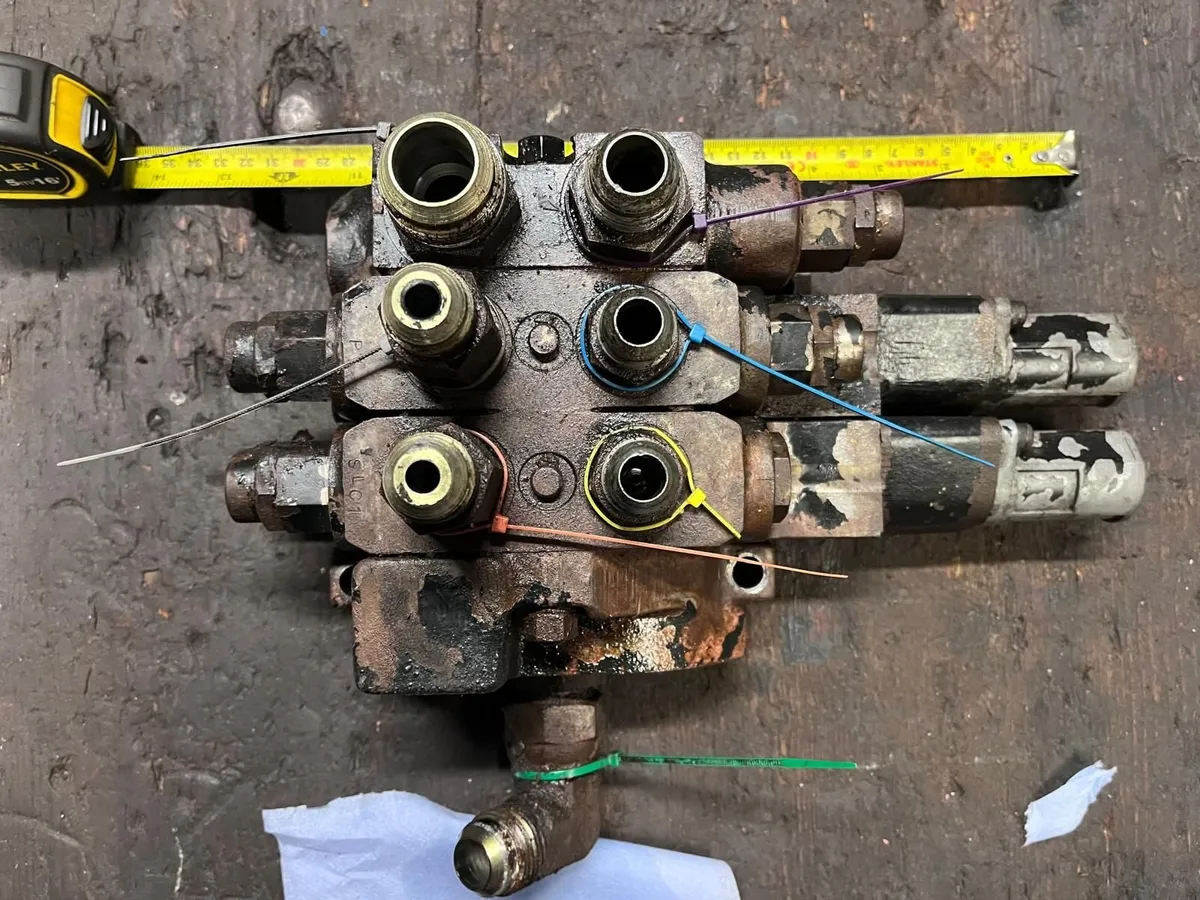 Massey 30E - Kontak Hydraulic Valve Block - Image 4