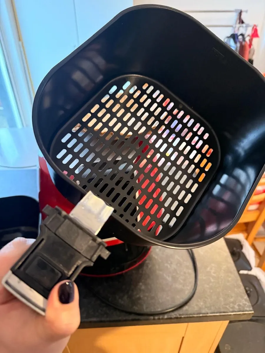 Free Air fryer - Image 3