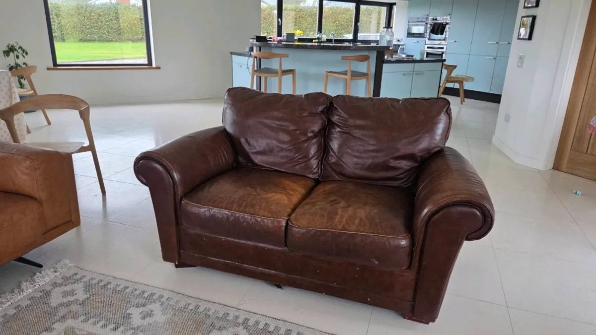 2 Seat leather couch - Image 1