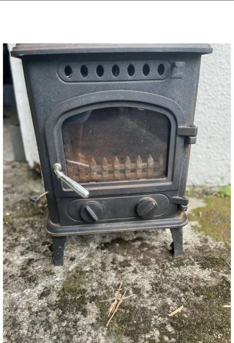 Solid fuel stove - Image 1
