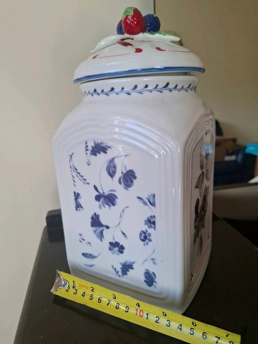 Villeroy and Boch Ceramic Cookie Jar/Biscuit tin - Image 3