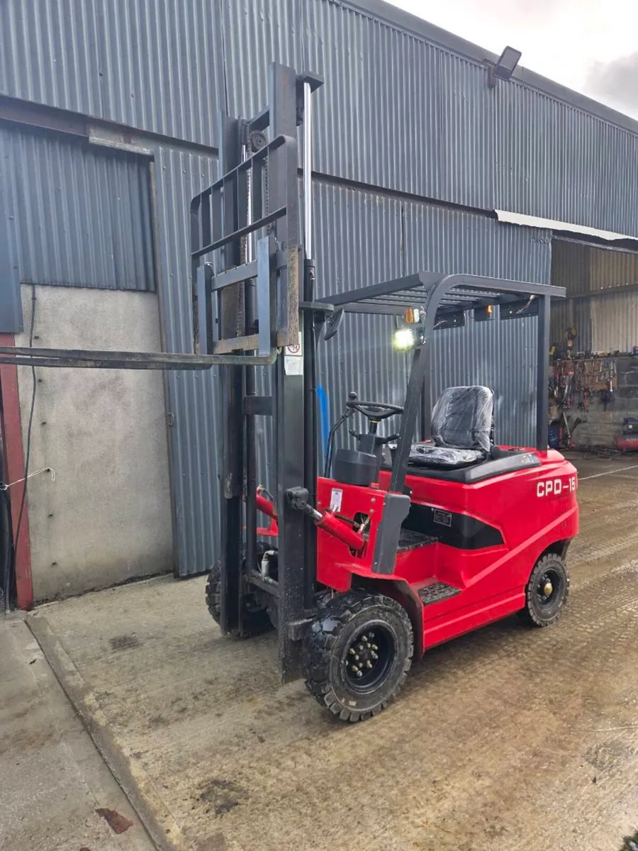 Electric forklift . - Image 1