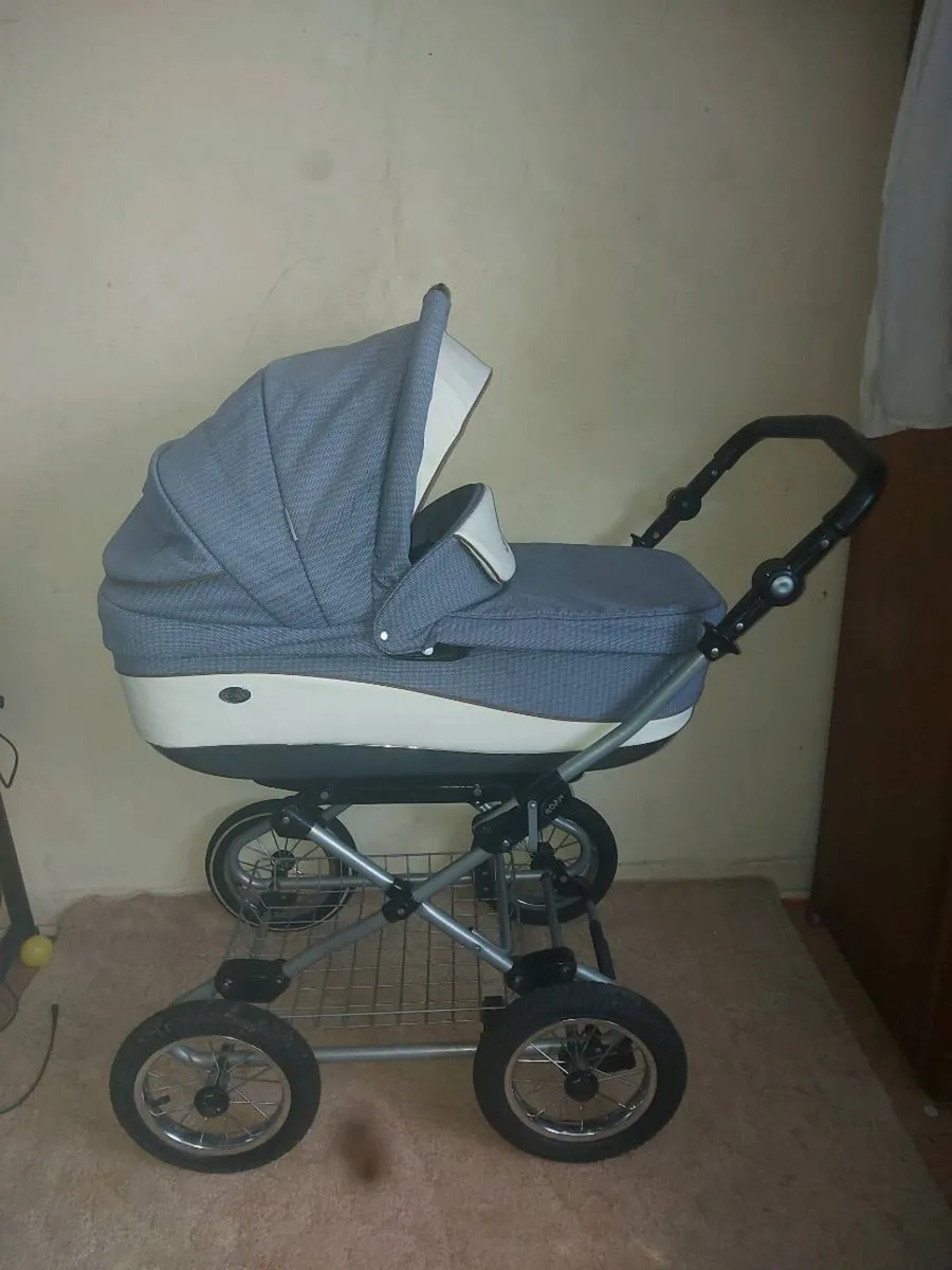 Vintage pram - Image 2