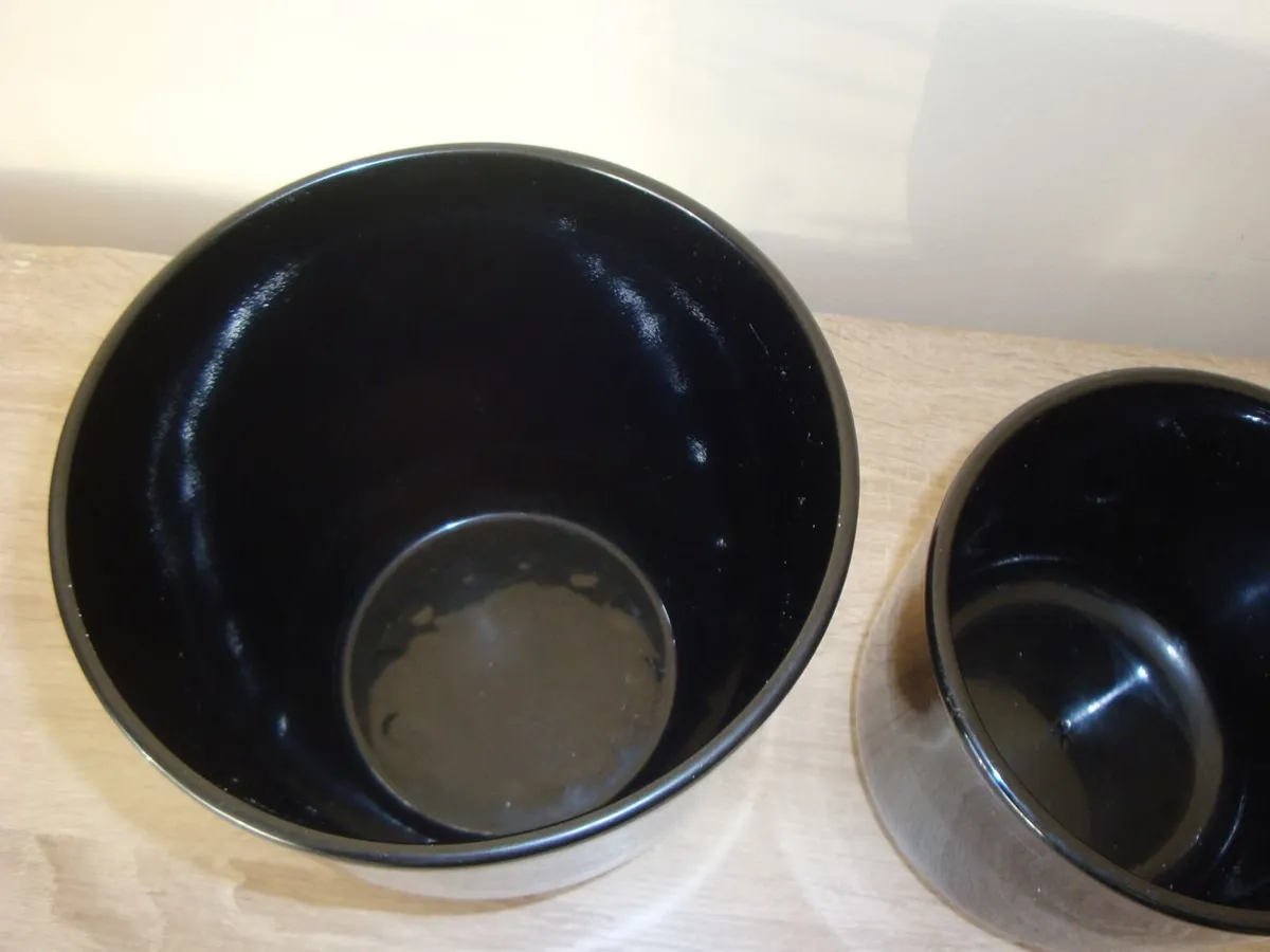 TWO black ceramic flower pots - Image 4